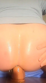 Rumoroso e succoso scopa il dildo. Femboy gaping nel culo 1