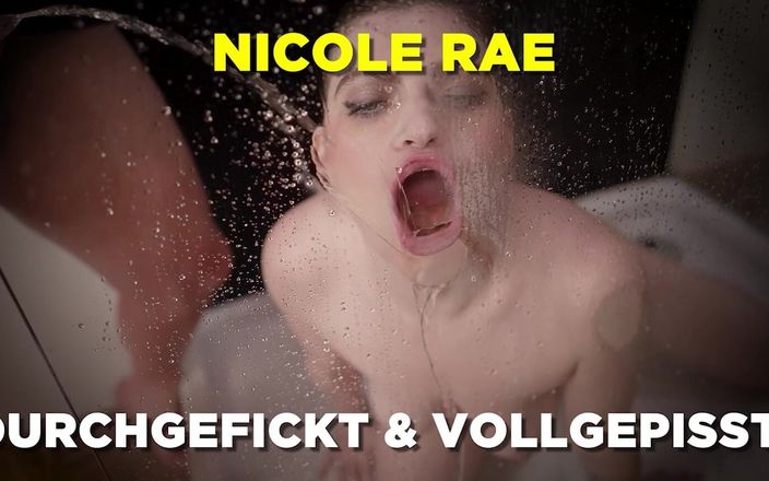 Erotic Planet X: Une brune sexy boit de la pisse sous la douche