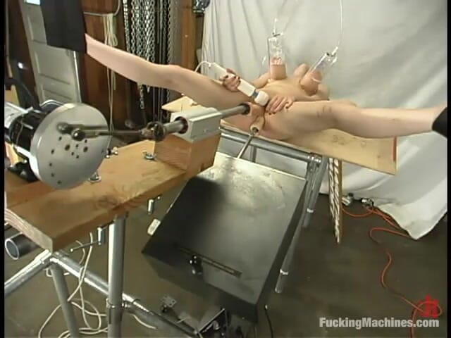 Fucking Machines by Kink: Lily bere zlý dvojitou penetraci