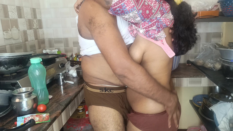 Wonder: किचन में गृहिणी की चुदाई
