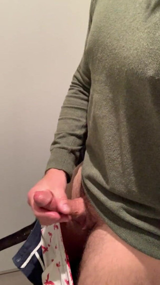 TJenner: Excitée, alors je me branle dans les toilettes de l'aéroport