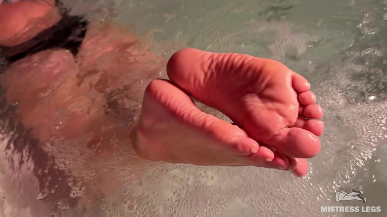 Mistress Legs: Herrin neckt im Whirlpool mit nackten faltigen Füßen und köstlichem...