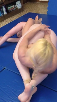 Rain0201 Ivy Rain gegen prinzessin nikki, der live-sexfight, um Shannon Moore zu ficken