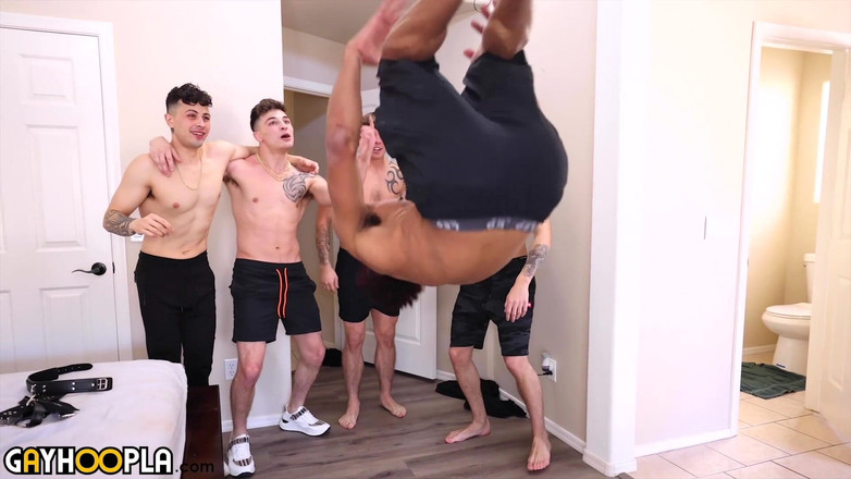 Gay Hoopla: रोमन टेट कॉलिन सिम्पसन के लंड की सवारी तब तक करती है जब तक वह वीर्य नहीं छोड़ देता