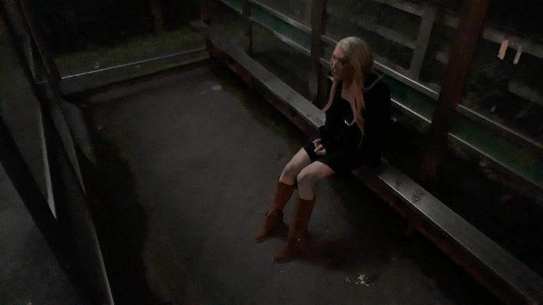 The Midnight Minx: Abrigo de ônibus tirando a roupa