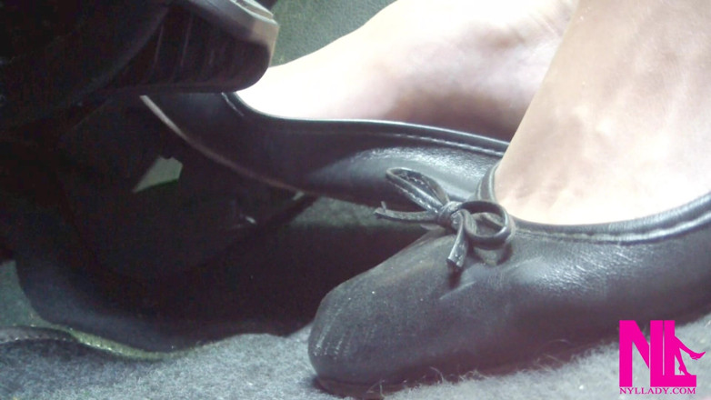 Nyllady: Revving in Black Flats on Barefoot