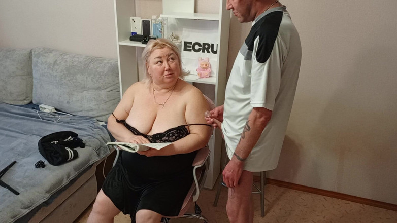 Zona901: Szarpię mojego fiuta, pieprzę macochę w ustach i spuszczam się...