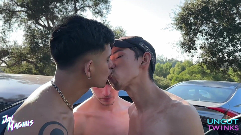 UncutTwinks: 3 nieoszlifowanych bliźniaków ssie wędrówki na zewnątrz prawie złapane