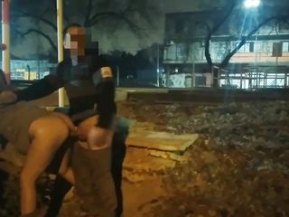 Activecouplearg: 공공 관음증에서 거리에서 알몸으로 깜박이고 경찰에 붙잡힌 소녀
