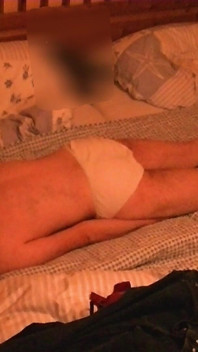 La figliastra si masturba con le mutandine