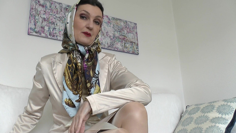 Lady Victoria Valente: Heute masturbierst du mit Kopftuch! Lady Victoria Valente