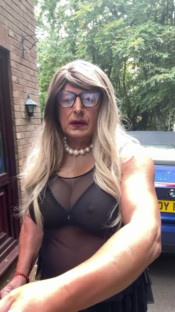 Kellycd2022: Seksowny Crossdresser Kellycd2022 w czarnych bezszwowych rajstopach i szpilkach