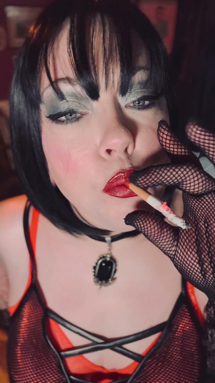 Tina Snua: Stăpâna care fumează Tina Snua Chain fumează 2 țigări super-chiloți în mănuși plasă -...