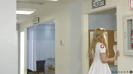 热辣的变性人护士在医院的病床上和已婚医生摩擦鸡巴 - genderx