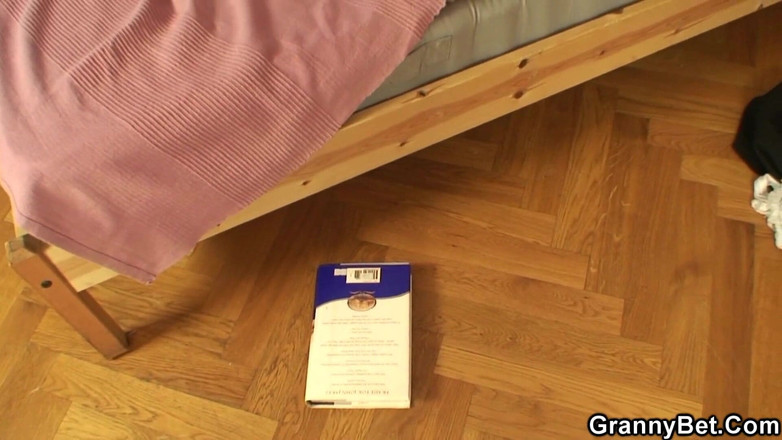 Granny Bet: 本の虫を叩く