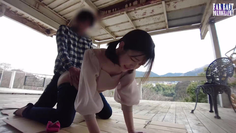 Far East pornography: Cesur genç bir güzellik açık havada her sıcak damlayı boşaltırken...