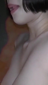 Sessione di ripresa privata. La giovane moglie magra rivela il suo fascino elegante nei momenti intimi magnificamente.