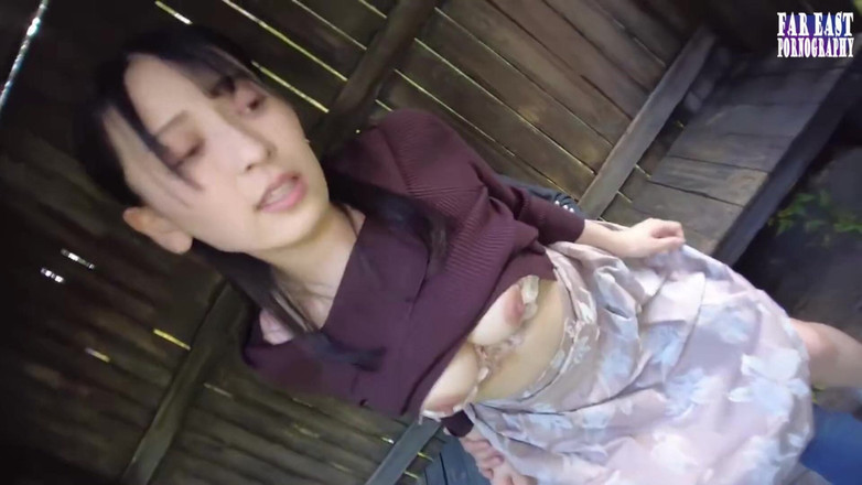 Far East pornography: Cewek sange ini menggoda pria dengan rok mini ini sampai...