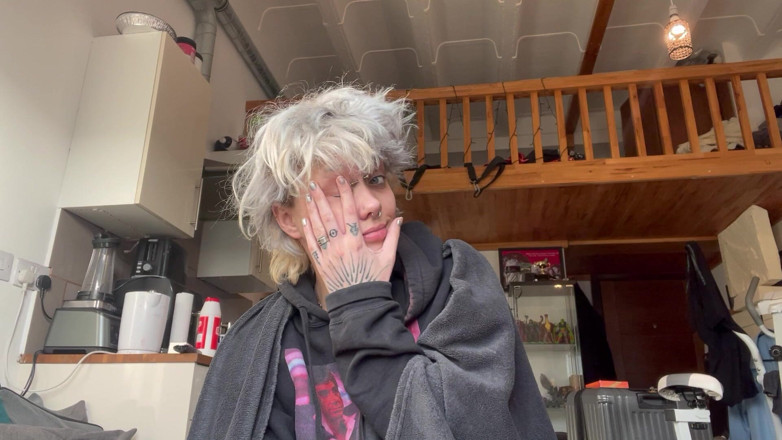 Glitterqueen1999: Fofa gótica fumando um cig em um capuz sem maquiagem