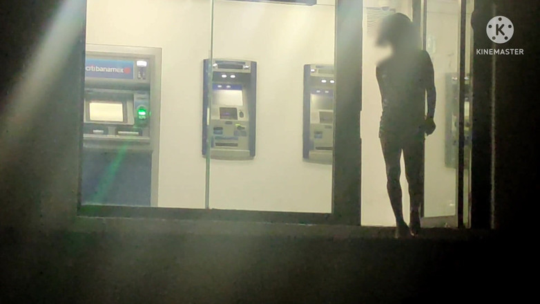 Traviezisha: 穿着淫荡礼服的娘娘腔在公共自动取款机晚上用假阳具自慰她的屁股