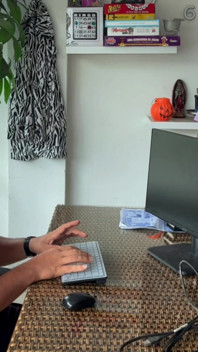 Hraju si se svou ženou, že je moje sekretářka v pracovní době