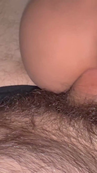 쪼이는 섹시한 엉덩이를 맨백으로 따먹는 발정난 털이 무성한 아빠
