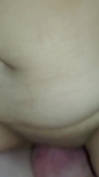 Brunette met grote tieten is erg geil en heeft haar dagelijkse dosis seks nodig