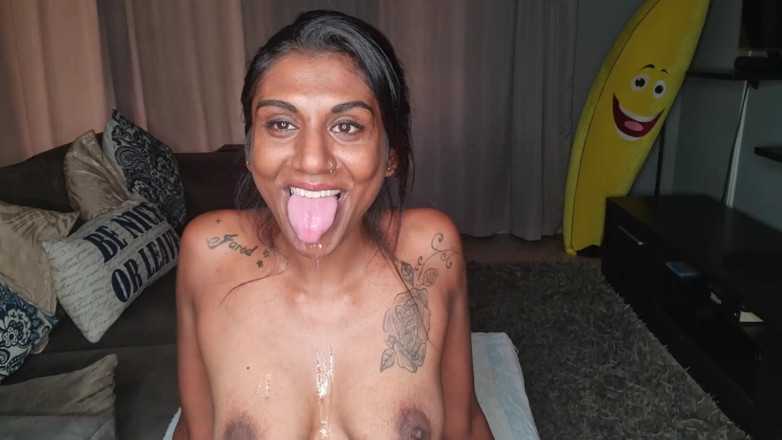 domslutfucker: Desi duduk di sofa drooling saat dia menjulurkan dan menggerayangi...