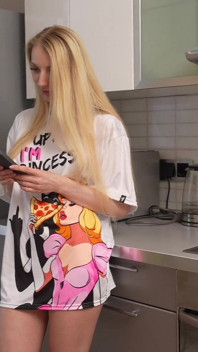 Loira gostosa com pele branca pálida Alisa Wonderland recebe cu fodido por Leo Casanova (parte 1)