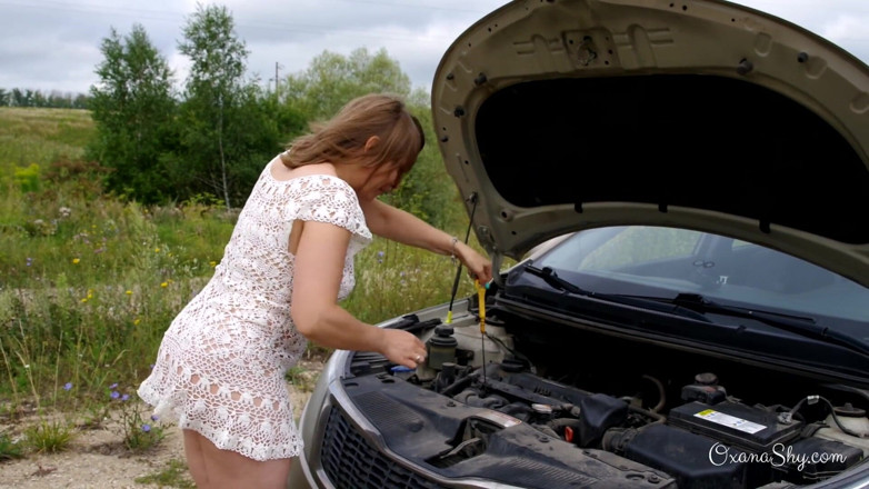 MILF Oxana: Hloupá blondýnka a zastavené auto