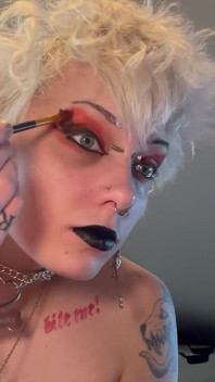 La fille gothique Glitterqueen1999 vous ignore pendant qu’elle applique son maquillage, rouge à lèvres noir, fétiche du rouge à lèvres ignorent le fétiche, l’humiliation