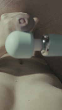 Primeiro Eu Uso Meu Vibrador Para Fazê-lo Gozar Lentamente, Então, Com Sua Porra Em Cima De Mim, Eu Uso Para Me Dar Um Orgasmo