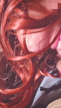 Une chaudasse mariée paie sa dette en pipe à l’ami de son mari sur un canapé