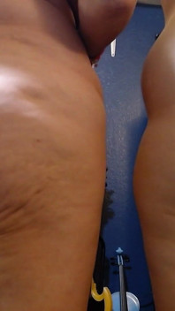 Duas bundas gordas celulite, apertando o jiggle