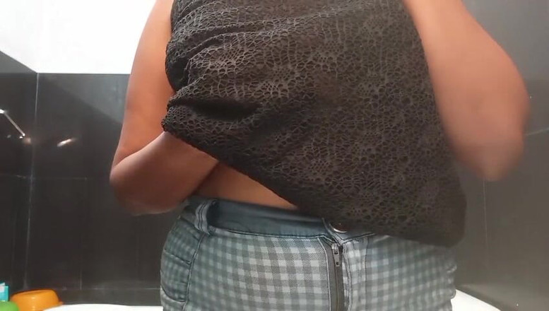 Miya White: 젖탱이로 흥분한 보지를 잘 노는 그녀