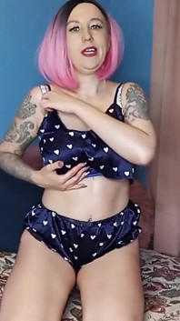 Lady angela si masturba incoraggiamento a piedi nudi - dea tatuata