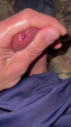 Gay Soldier Stuff: 陆军士兵一边穿着制服一边撸管一边展示他的12英尺大鸡巴