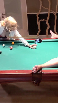 Sapık ve sapıklar havuz oyunu! Travesti kız tarafından domine edilen adam!