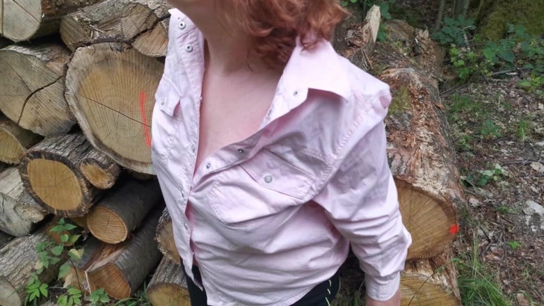 Bouncy Tits Action: Full session i skogen