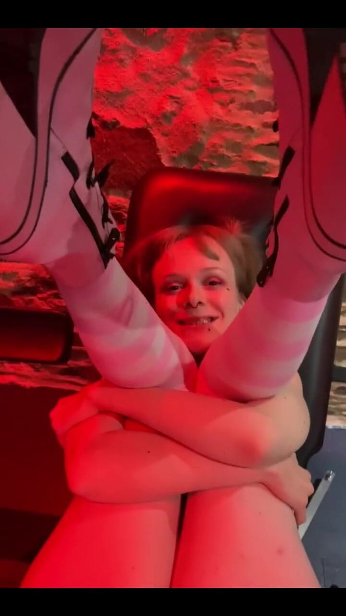 Lily Little Slut: Tatălui meu îi place să mă sodomizeze