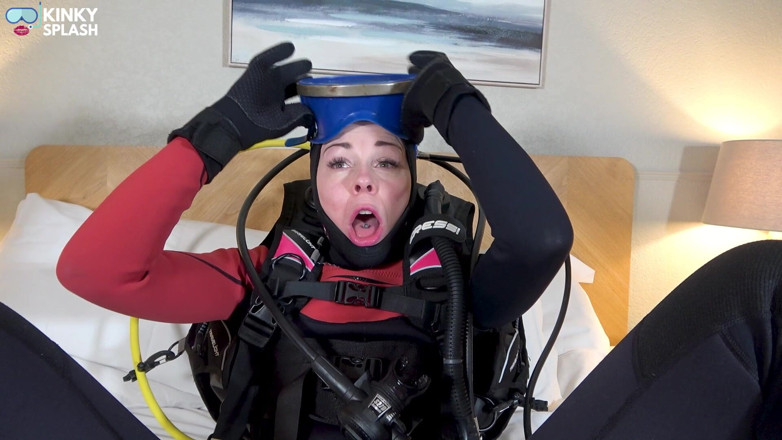 UKCuteGirl Lucy Lauren: Scuba Retreat, část 3, houkání výbavy před spaním