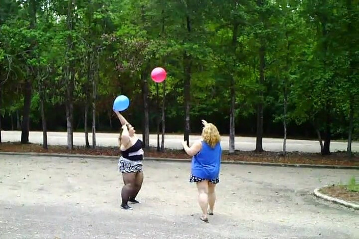BBW nurse Vicki adventures with friends: Angie Kimber et moi jouons avec des ballons sur le...