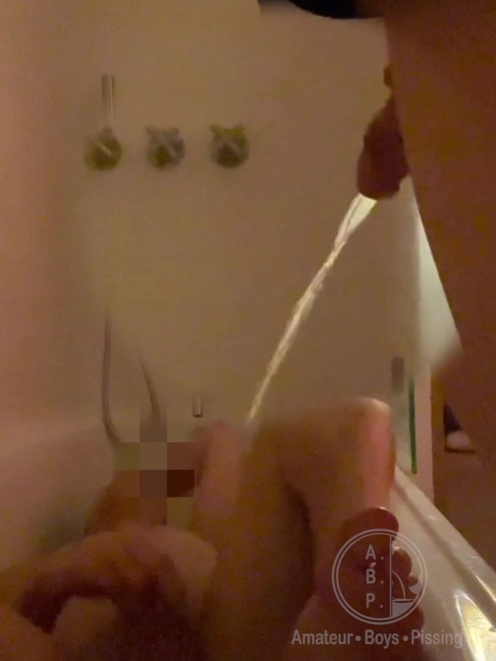 AmateurBoysPissing: Se atrevió a orinar a mi compañero de piso desnudo...