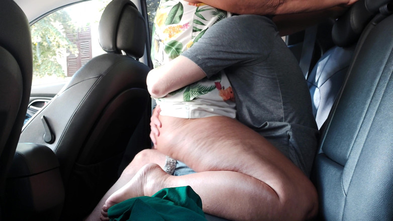 Step Mommy: Stiefmoeder berijdt haar stiefzoon in de auto in het openbaar