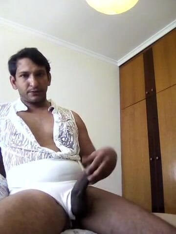 Boy top Amador: As roupas do meu hóspede me deixaram com muito tesão