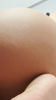 Roztomilá klaun dívka tě rozveselí análním creampie solo