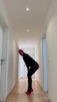 Maskierte latexpuppe
