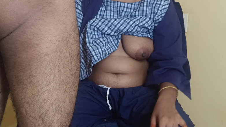 Ilakkiya: 교복을 입고 학교에서 즐기는 Tution Master Ride 포지션