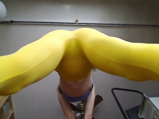 Long Toe Sally Big Buns: 黄色弹力裤深蹲