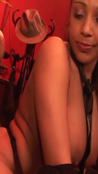 Corpi lussurio scena-2 bionda e bruna in lingerie condividono un grosso cazzo e la sborrata